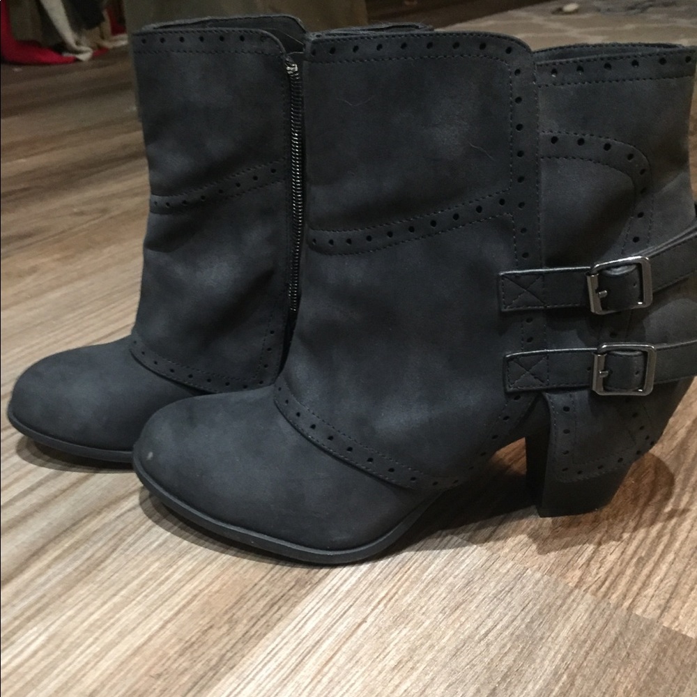 Hidden heel boot